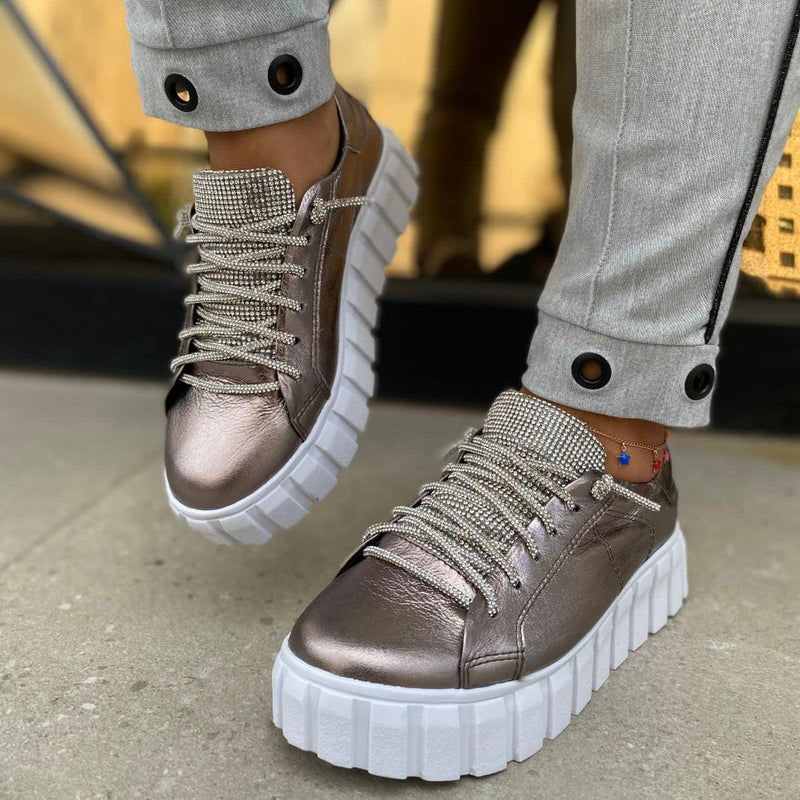 Tênis Feminino em Couro e Detalhes Strass