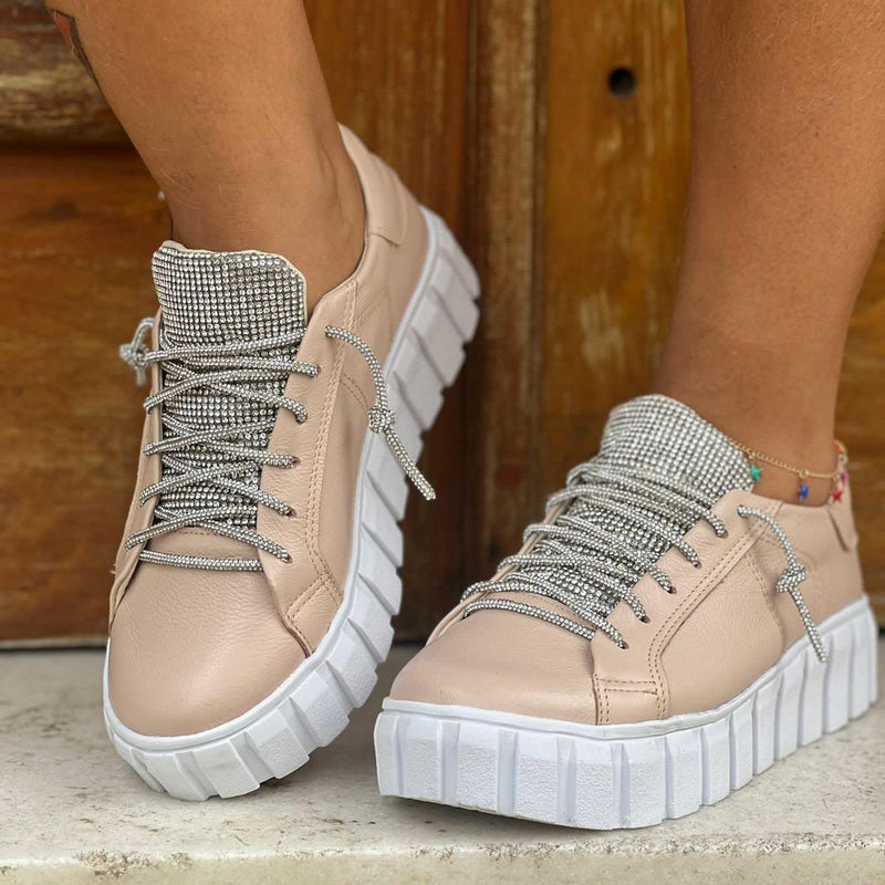 Tênis Feminino em Couro e Detalhes Strass