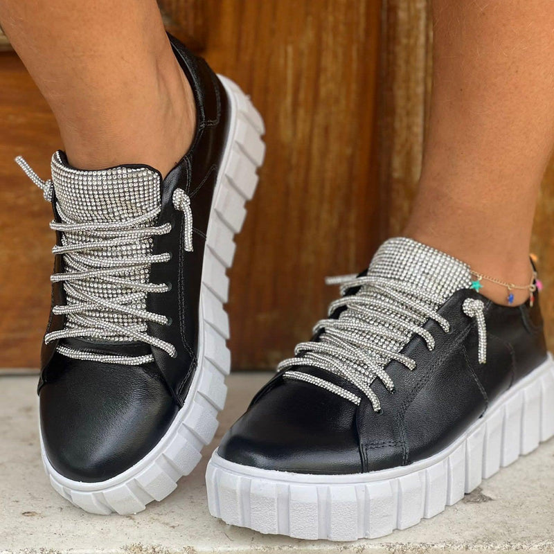 Tênis Feminino em Couro e Detalhes Strass
