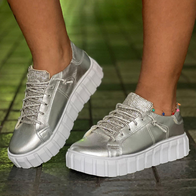 Tênis Feminino em Couro e Detalhes Strass