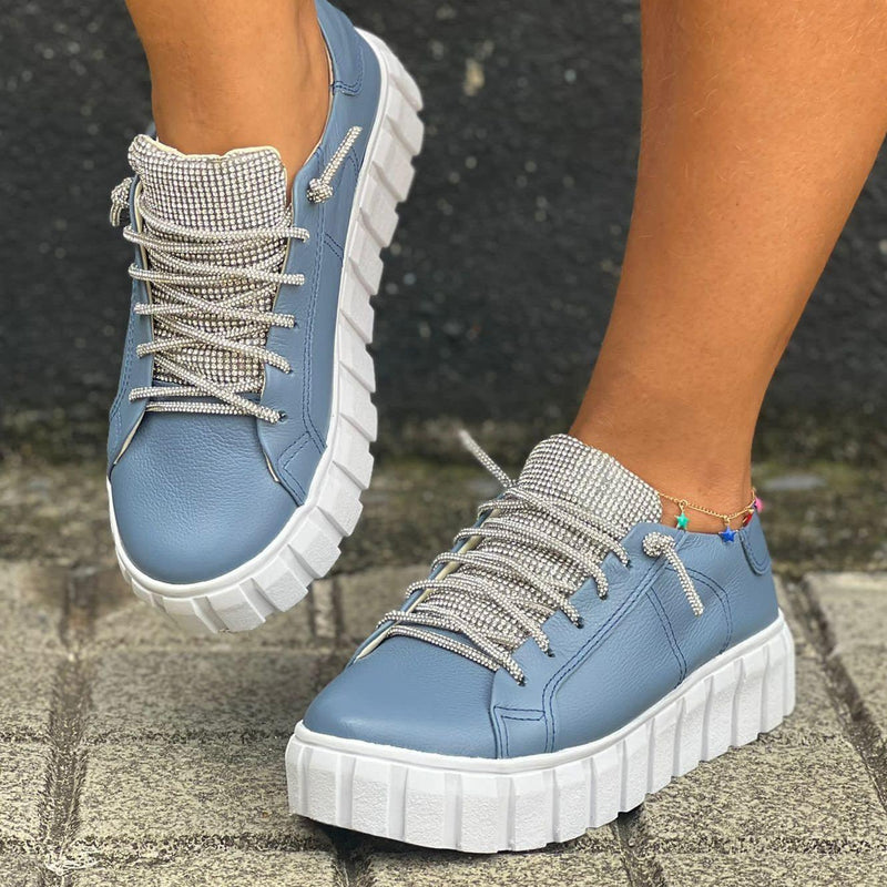 Tênis Feminino em Couro e Detalhes Strass