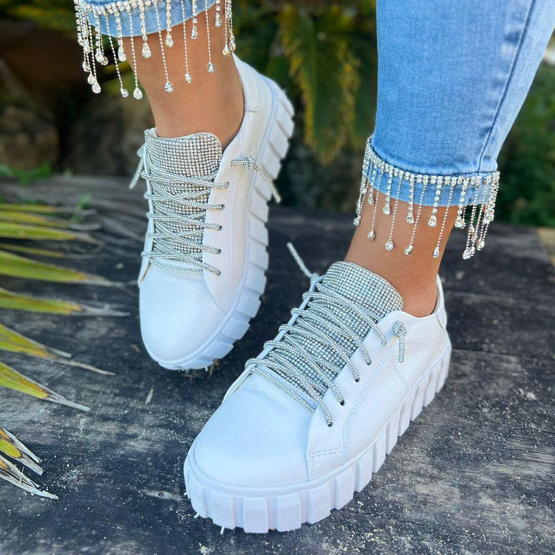 Tênis Feminino em Couro e Detalhes Strass